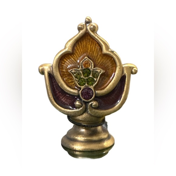 JAY STRONGEATER STATIONERY SQUARE MEDALLION BOX. “CHRISTINA” JEWELRY COLOR
5069 - Picture 6 of 11